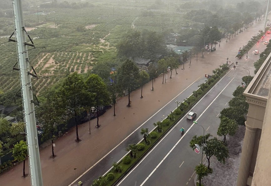 Ha Noi mua to trang troi keo dai chua dut, nhieu tuyen pho ngap cuc bo - Hinh anh 2