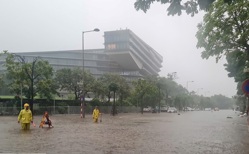 Ha Noi mua to trang troi keo dai chua dut, nhieu tuyen pho ngap cuc bo - Hinh anh 8