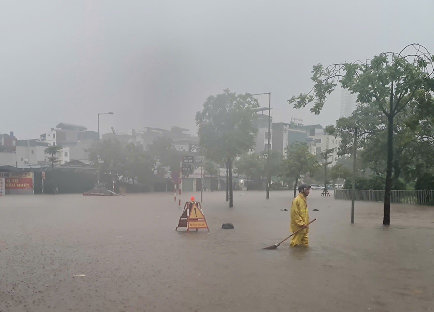 Ha Noi mua to trang troi keo dai chua dut, nhieu tuyen pho ngap cuc bo - Hinh anh 10