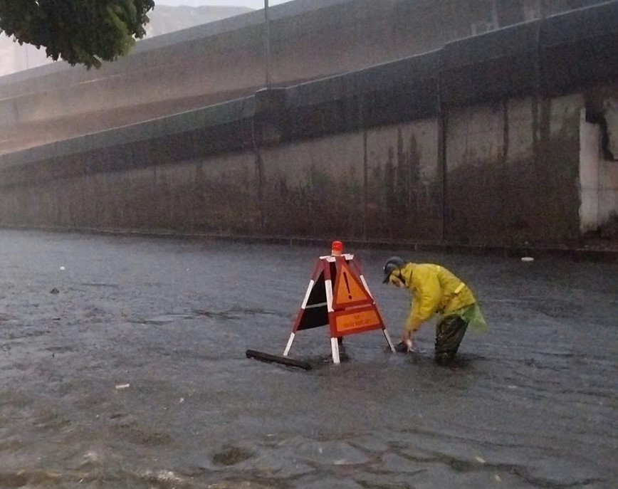 Ha Noi mua to trang troi keo dai chua dut, nhieu tuyen pho ngap cuc bo - Hinh anh 9