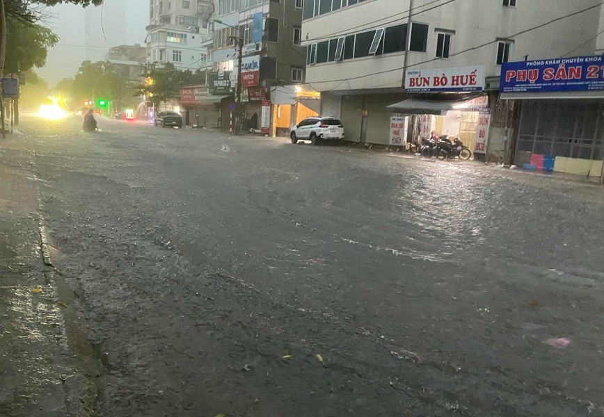 Ha Noi mua to trang troi keo dai chua dut, nhieu tuyen pho ngap cuc bo - Hinh anh 7