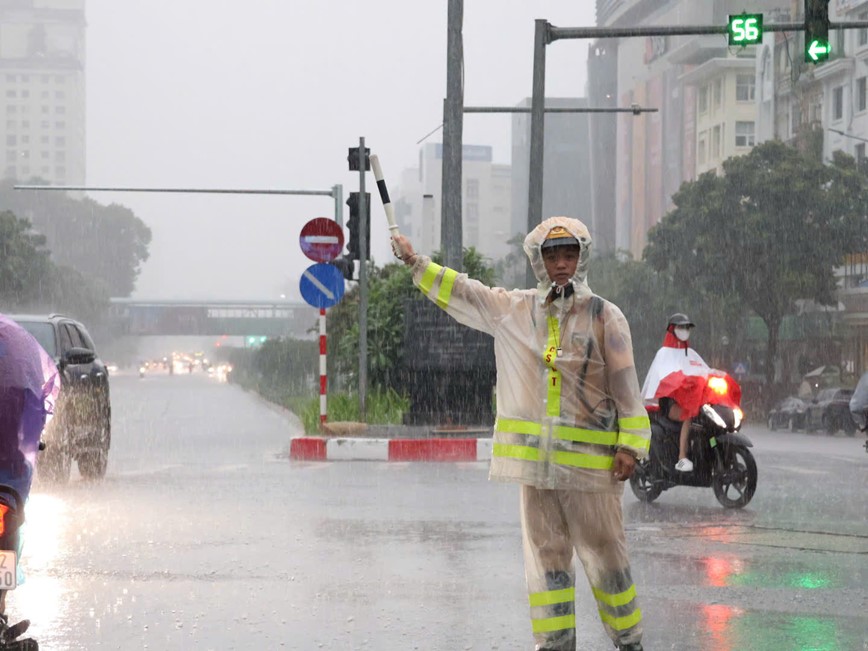 Ha Noi: Luc luong chuc nang dam mua ho tro nguoi dan di lai - Hinh anh 11