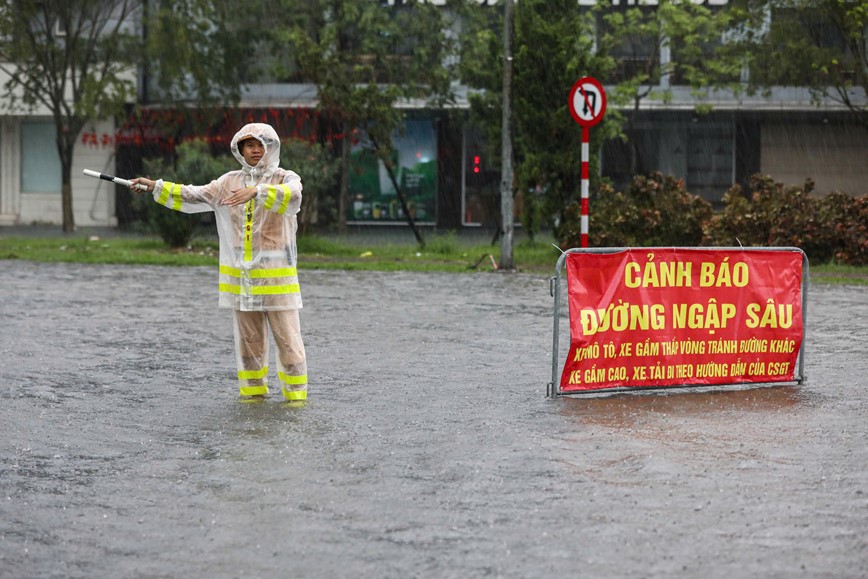 Ha Noi: Luc luong chuc nang dam mua ho tro nguoi dan di lai - Hinh anh 9