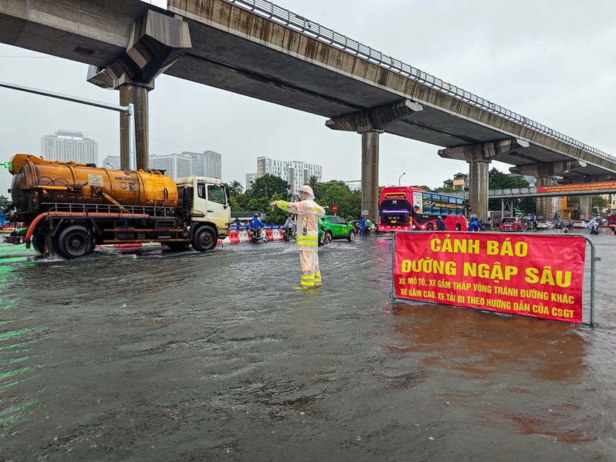 Ha Noi: Luc luong chuc nang dam mua ho tro nguoi dan di lai - Hinh anh 1