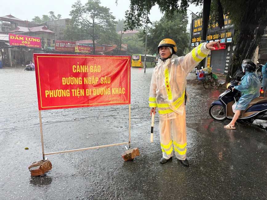 Ha Noi: Luc luong chuc nang dam mua ho tro nguoi dan di lai - Hinh anh 10
