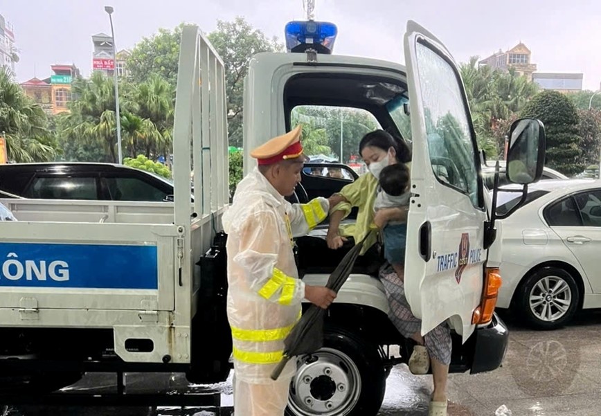 Ha Noi: Luc luong chuc nang dam mua ho tro nguoi dan di lai - Hinh anh 6