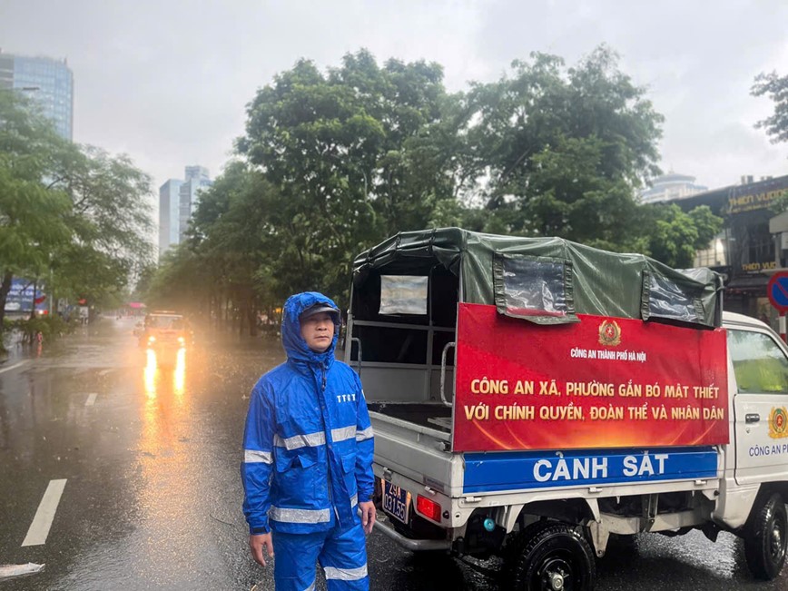 Ha Noi: Luc luong chuc nang dam mua ho tro nguoi dan di lai - Hinh anh 8