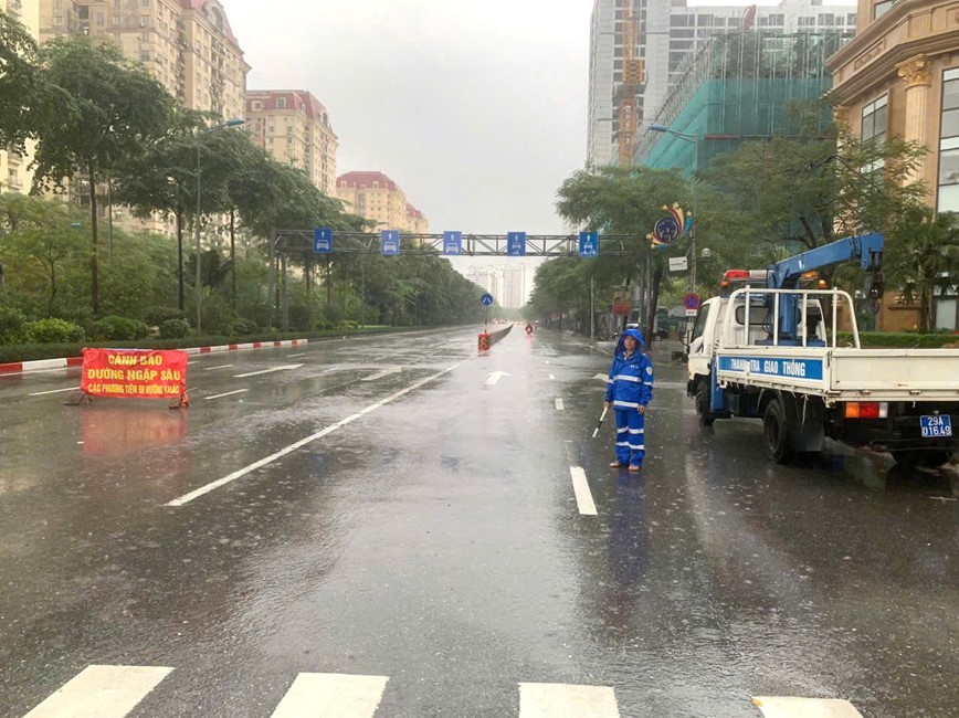 Ha Noi: Luc luong chuc nang dam mua ho tro nguoi dan di lai - Hinh anh 2