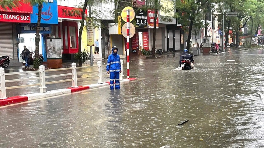 Ha Noi: Luc luong chuc nang dam mua ho tro nguoi dan di lai - Hinh anh 4