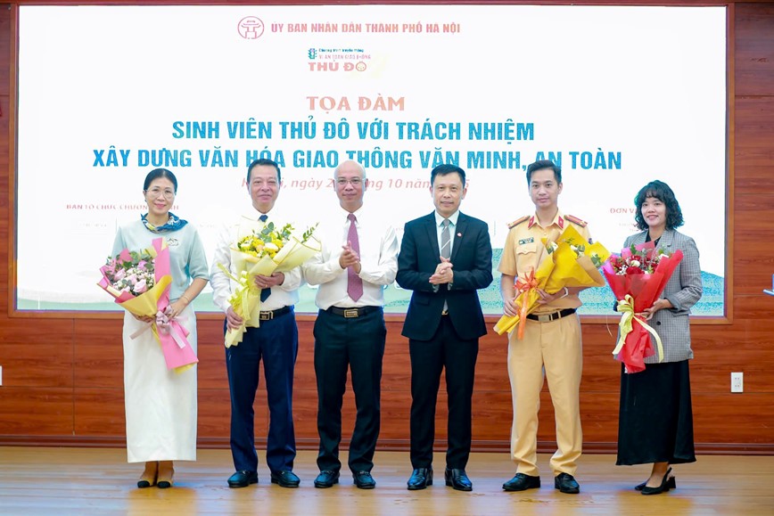 Sinh vien Thu do voi su menh xay dung van hoa giao thong van minh, an toan - Hinh anh 1