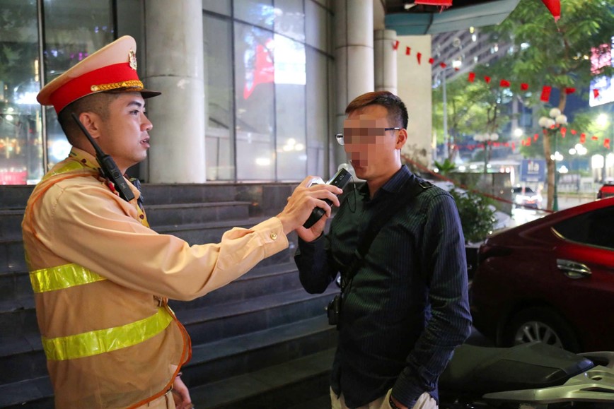 Hon 2.478 truong hop vi pham nong do con trong ngay 2/11 - Hinh anh 1