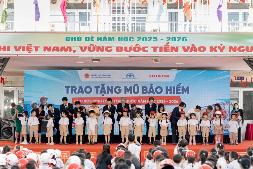 Trao 1,8 trieu mu bao hiem cho hoc sinh tieu hoc - Hinh anh 1