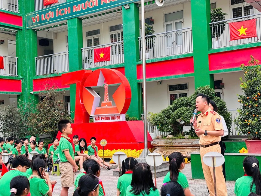 Đồng bộ giải pháp đảm bảo an toàn giao thông cho học sinh - Hình ảnh 1 Dong bo giai phap dam bao an toan giao thong cho hoc sinh - Hinh anh 1