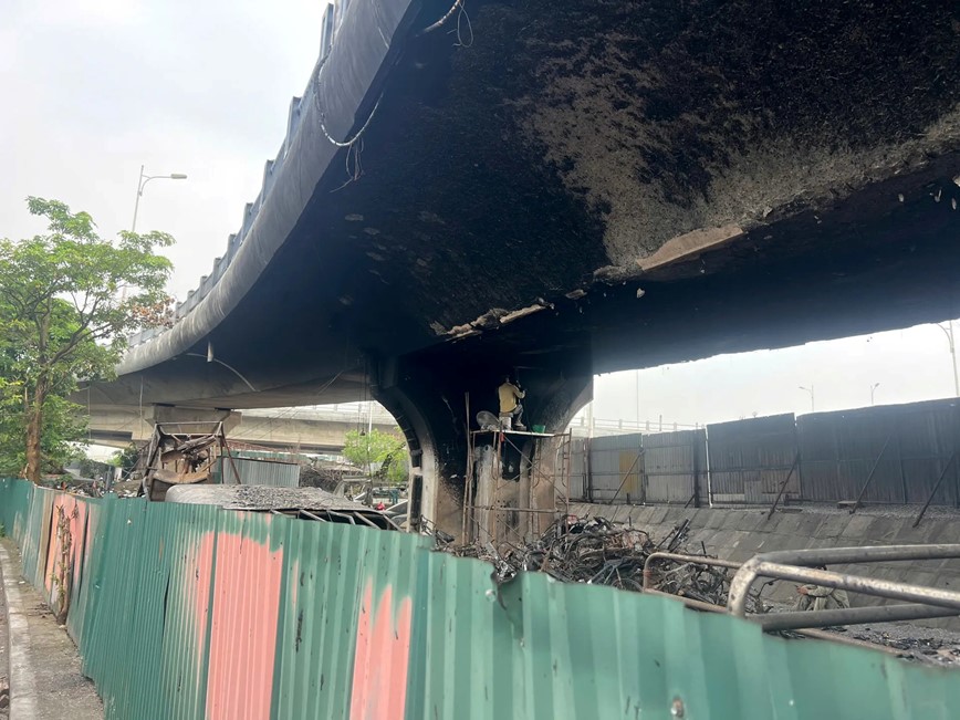 Cầu Vĩnh Tuy vẫn đảm bảo an toàn sau vụ cháy - Hình ảnh 1 Cau Vinh Tuy van dam bao an toan sau vu chay - Hinh anh 1