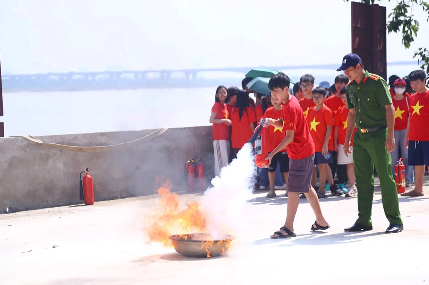 Tap huan ky nang cuu nguoi duoi nuoc cho hoc sinh - Hinh anh 1