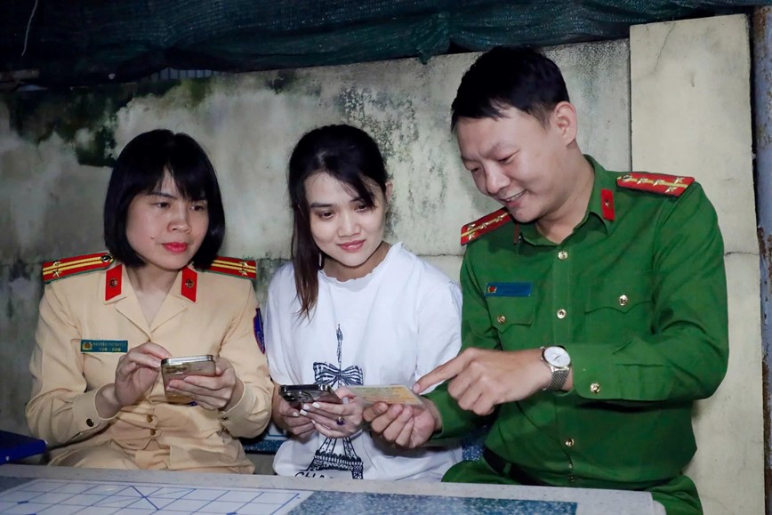 Ha Noi "lam sach" hon 2,4 trieu du lieu phuong tien va bang lai  - Hinh anh 1