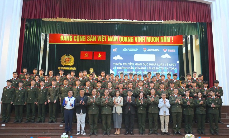 Xay dung van hoa giao thong cho can bo, chien sy an ninh Nhan dan tuong lai - Hinh anh 1