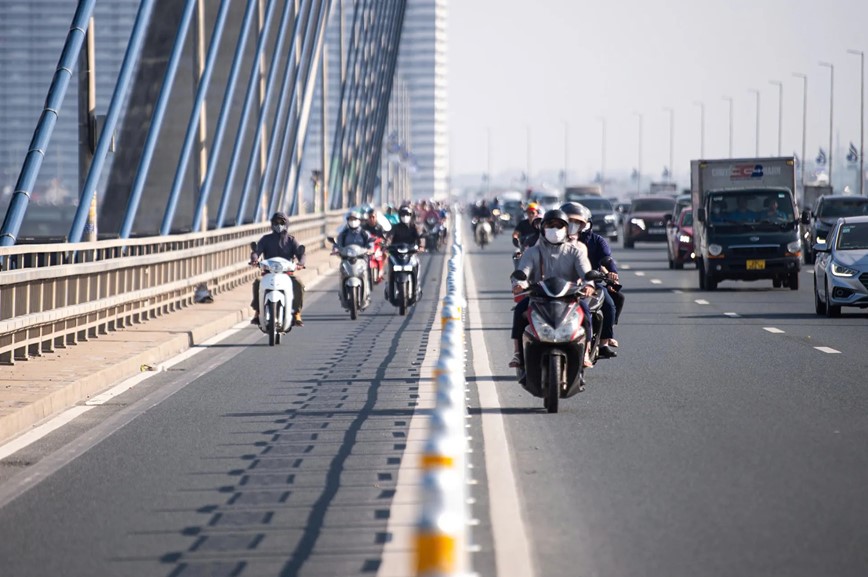 Hà Nội: Người dân quen dần phương án di chuyển mới trên cầu Nhật Tân - Hình ảnh 6 Ha Noi: Nguoi dan quen dan phuong an di chuyen moi tren cau Nhat Tan - Hinh anh 6