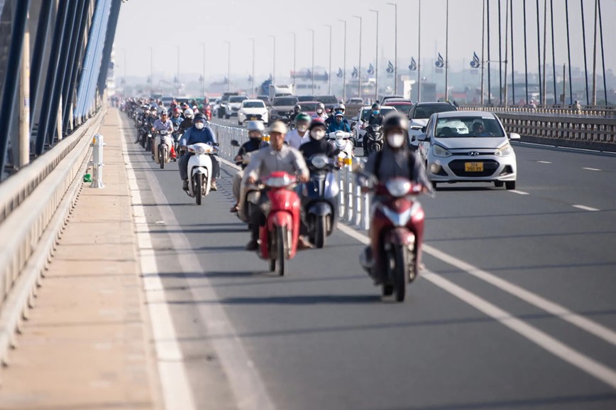 Hà Nội: Người dân quen dần phương án di chuyển mới trên cầu Nhật Tân - Hình ảnh 4 Ha Noi: Nguoi dan quen dan phuong an di chuyen moi tren cau Nhat Tan - Hinh anh 4