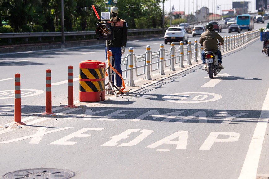 Hà Nội: Người dân quen dần phương án di chuyển mới trên cầu Nhật Tân - Hình ảnh 3 Ha Noi: Nguoi dan quen dan phuong an di chuyen moi tren cau Nhat Tan - Hinh anh 3