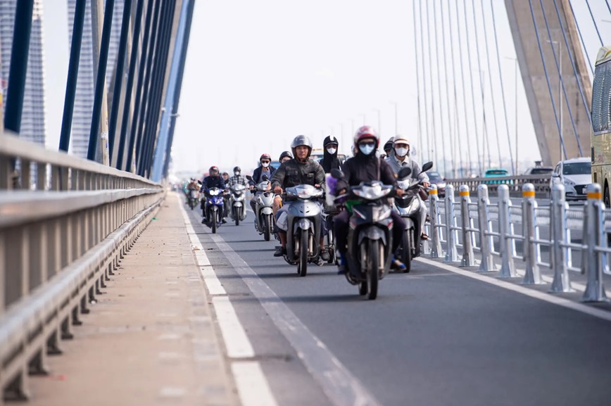 Hà Nội: Người dân quen dần phương án di chuyển mới trên cầu Nhật Tân - Hình ảnh 1 Ha Noi: Nguoi dan quen dan phuong an di chuyen moi tren cau Nhat Tan - Hinh anh 1