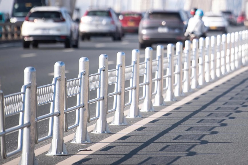 Hà Nội: Người dân quen dần phương án di chuyển mới trên cầu Nhật Tân - Hình ảnh 2 Ha Noi: Nguoi dan quen dan phuong an di chuyen moi tren cau Nhat Tan - Hinh anh 2