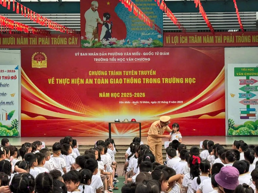 Tuyên truyền luật giao thông cho hơn 11.000 học sinh Thủ đô - Hình ảnh 1 Tuyen truyen luat giao thong cho hon 11.000 hoc sinh Thu do - Hinh anh 1