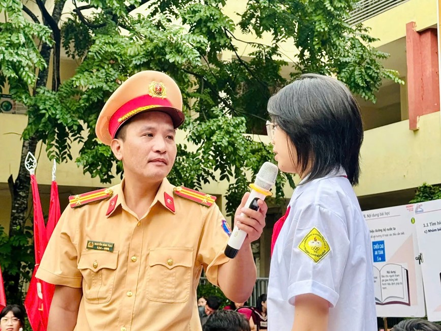 Tuyên truyền luật giao thông cho hơn 11.000 học sinh Thủ đô - Hình ảnh 2 Tuyen truyen luat giao thong cho hon 11.000 hoc sinh Thu do - Hinh anh 2