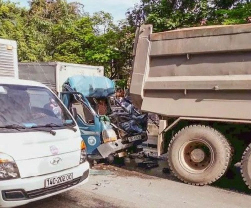 Hai vu tai nan khien nguoi mac ket trong ca bin, nguoi mac duoi gam xe tai - Hinh anh 1