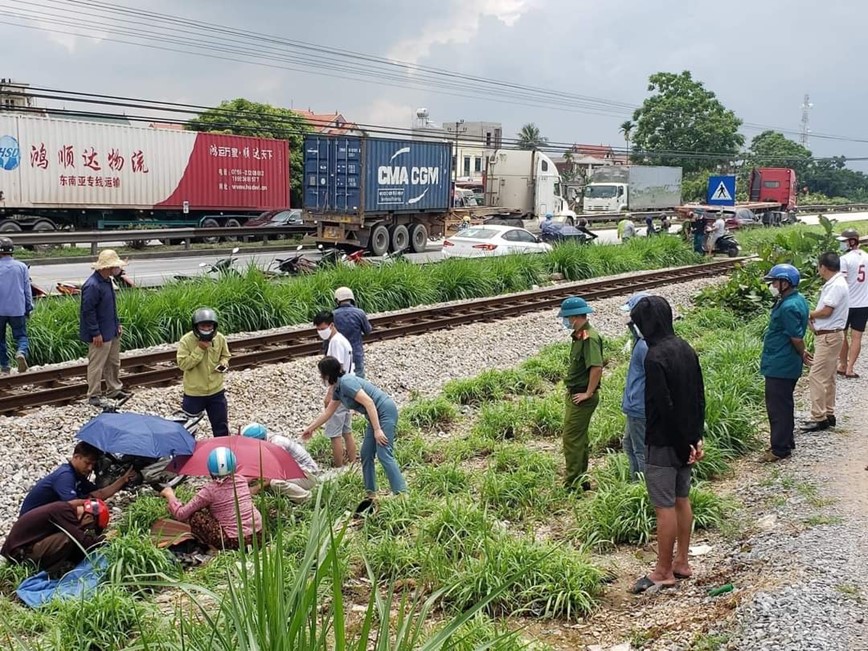 Nam thanh nien tu vong sau va cham voi tau hoa - Hinh anh 1