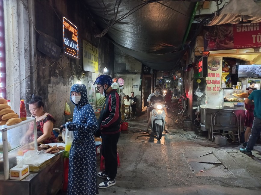 Hai Phong: Quan an “vay” ngo hep, canh bao nguy hiem rinh rap - Hinh anh 1