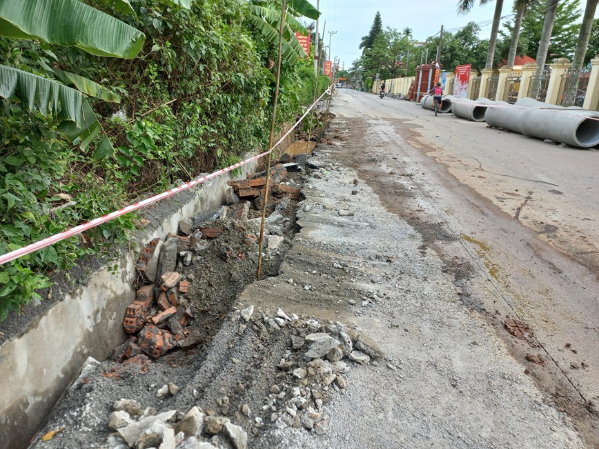 Hai Phong: Khac phuc doan duong sat lo truoc cua tru so uy ban xa Hoa Dong - Hinh anh 2