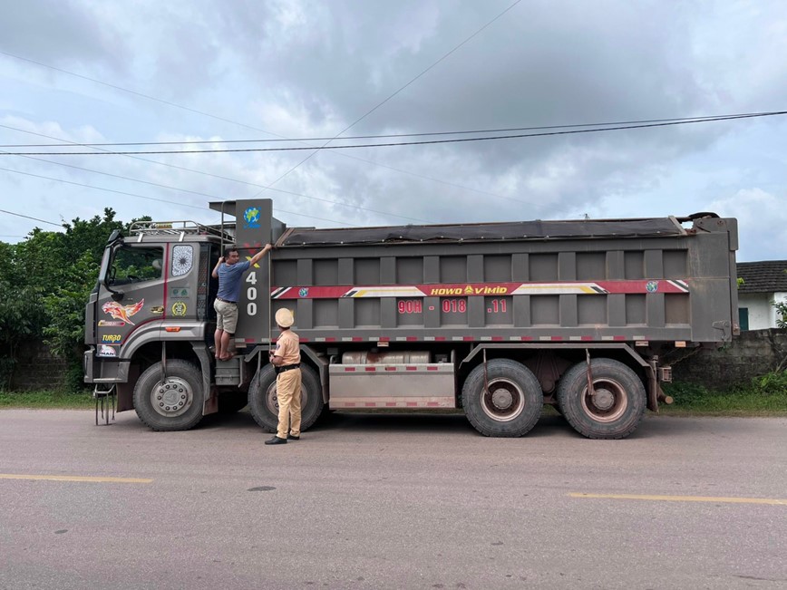 Quang Ninh: Hang nghin xe vi pham, tuoc hang tram giay phep lai xe - Hinh anh 1