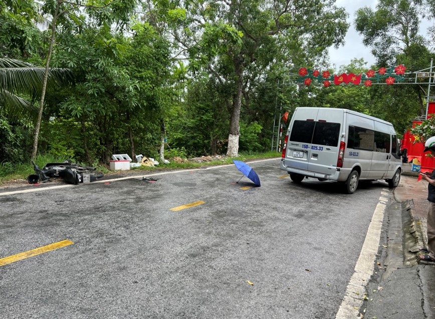 Hai Phong: Va cham xe o to truoc cong UBND xa, mot nam sinh tu vong - Hinh anh 1