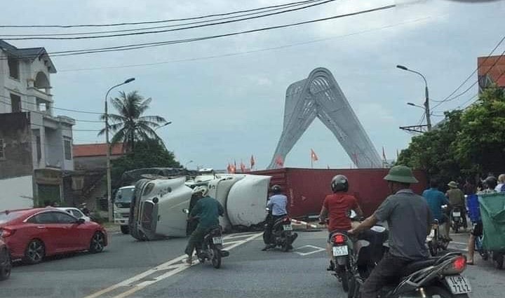 Quang Ninh: Dam vao dai phan cach, xe container lat ngang - Hinh anh 1