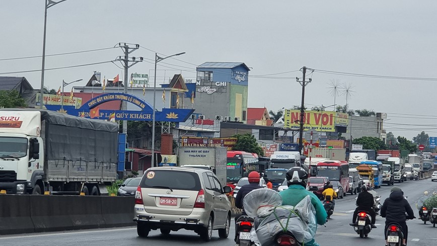 Xe tai cho go dam xuyen lan can cau Tram Bac - Hinh anh 2