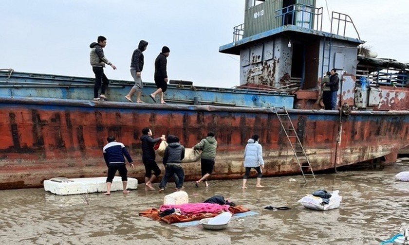 Quang Ninh: Tim thay thi the chu sa lan gap nan tren bien - Hinh anh 1