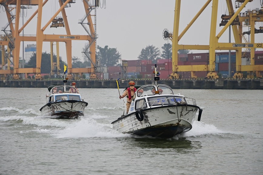 Hai Phong: CSGT thuy kiem tra hang tram phuong tien van tai thuy cho khach du lich - Hinh anh 1