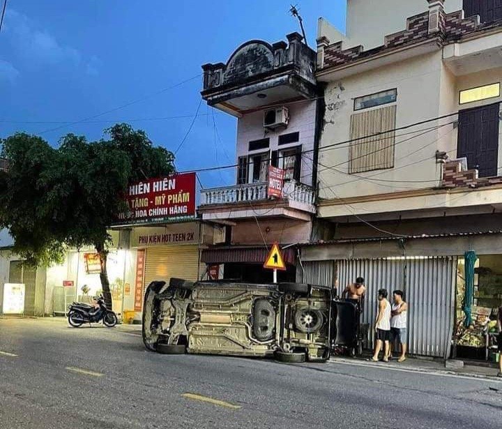 Nam Dinh: Xe 7 cho dam lien hoan roi lat ngang, 1 nguoi di bo tu vong  - Hinh anh 1