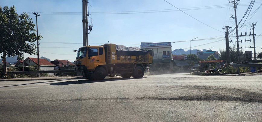 Hai Phong: Duong dan sinh ngay dem phai gong minh ganh “binh doan xe qua kho” - Hinh anh 5