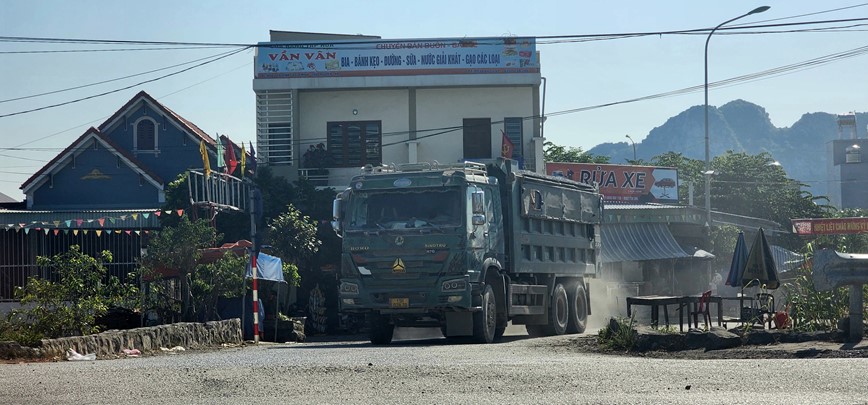 Hai Phong: Duong dan sinh ngay dem phai gong minh ganh “binh doan xe qua kho” - Hinh anh 4