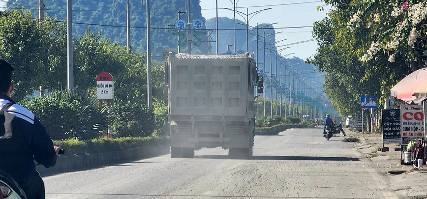 Hai Phong: Duong dan sinh ngay dem phai gong minh ganh “binh doan xe qua kho” - Hinh anh 6