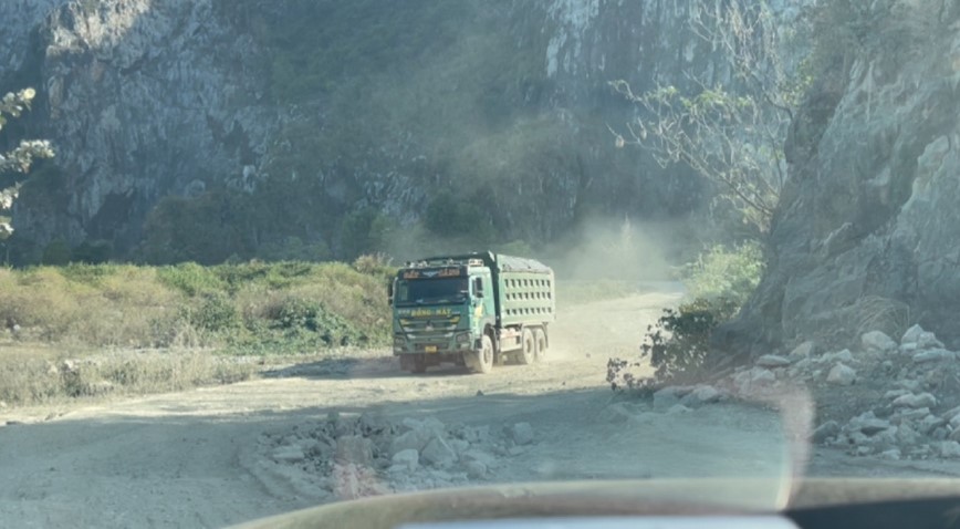 Hai Phong: Duong dan sinh ngay dem phai gong minh ganh “binh doan xe qua kho” - Hinh anh 1