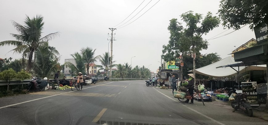 Tuyen duong doi nong thon dep nhat nhi Hai Phong dang bi lan chiem via he - Hinh anh 6