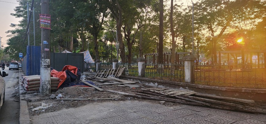 Quan Kien An, Hai Phong: Nha thau co dang “phot lo” ve ATGT khi thi cong tai khu dan cu dong duc - Hinh anh 4