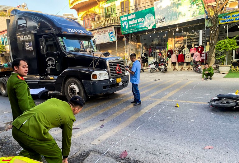 Tong xe vao CSGT roi bo chay, tai nan giao thong khien 1 nguoi tu vong - Hinh anh 2