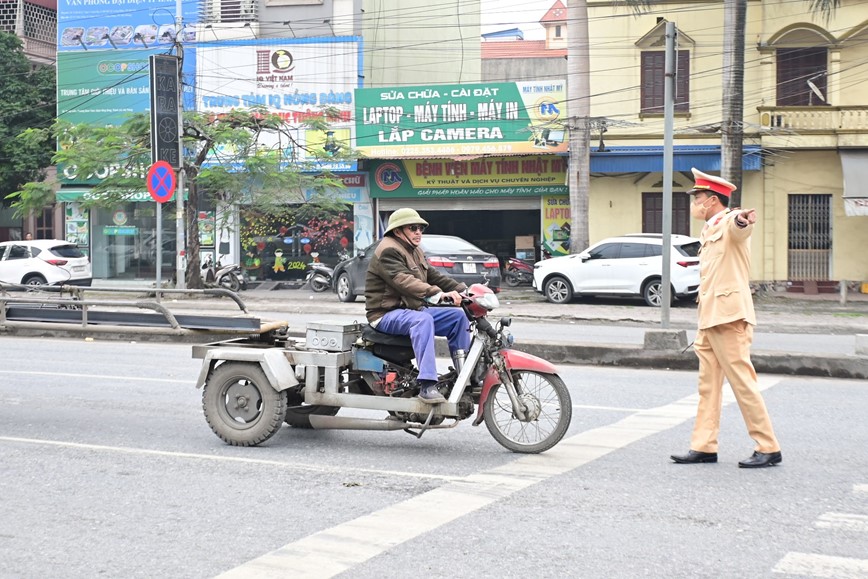 Hai Phong: Tang cuong tuan tra, kiem soat, xu ly vi pham tren tuyen Quoc lo 10 - Hinh anh 1