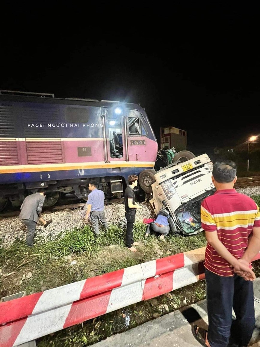 Xe cho hoc sinh o Hai Phong di trai nghiem gap tai nan - Hinh anh 3