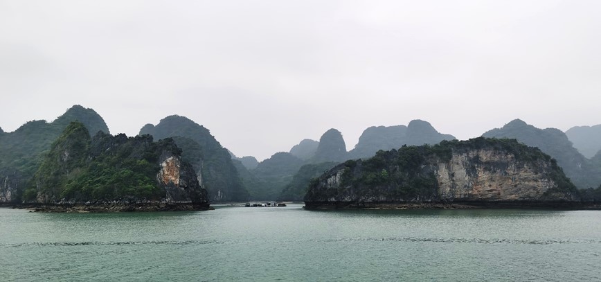 Quang Ninh: khao sat cac tuyen tham quan tren vinh Bai Tu Long - Hinh anh 2