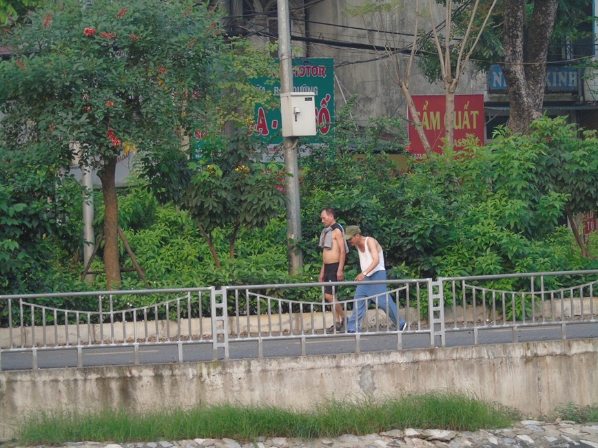 Ha Noi: Nguoi dan xuat hien tu tuong chu quan trong phong chong dich benh - Hinh anh 2